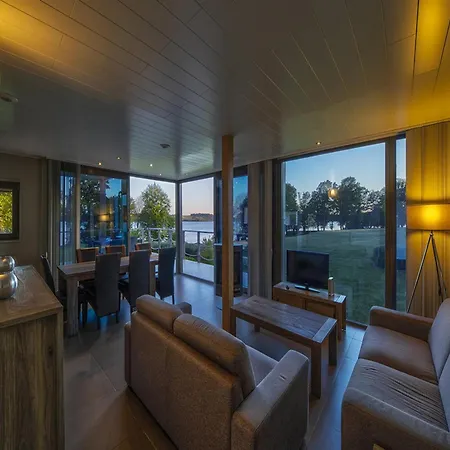 Cozy With Fireplace & Terrace Villa